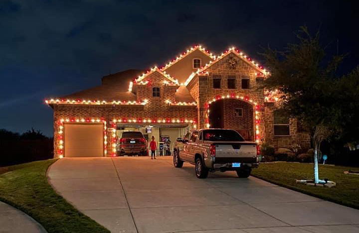 A house decorated with beautiful Christmas lights.